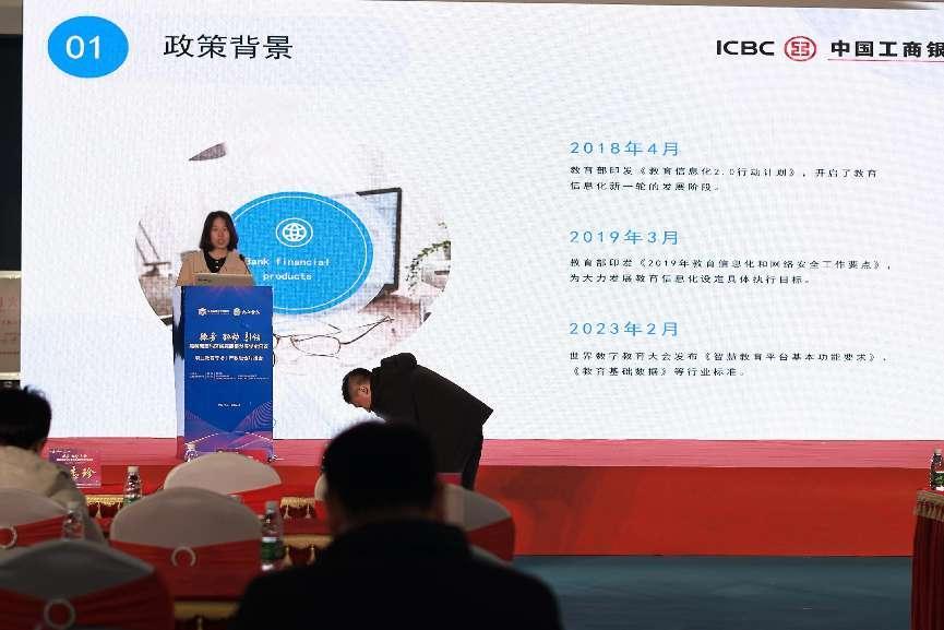 第六個發(fā)言人（首小鳳拍）